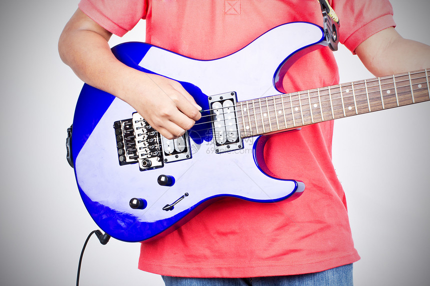 在电吉他上演奏音乐家吉他手音乐岩石吉他乐器孩子乐趣男性摇杆图片