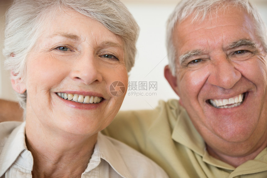 老夫妇在镜头前笑着微笑在一起房子老年家庭夫妻男人退休住所成人沙发男性图片