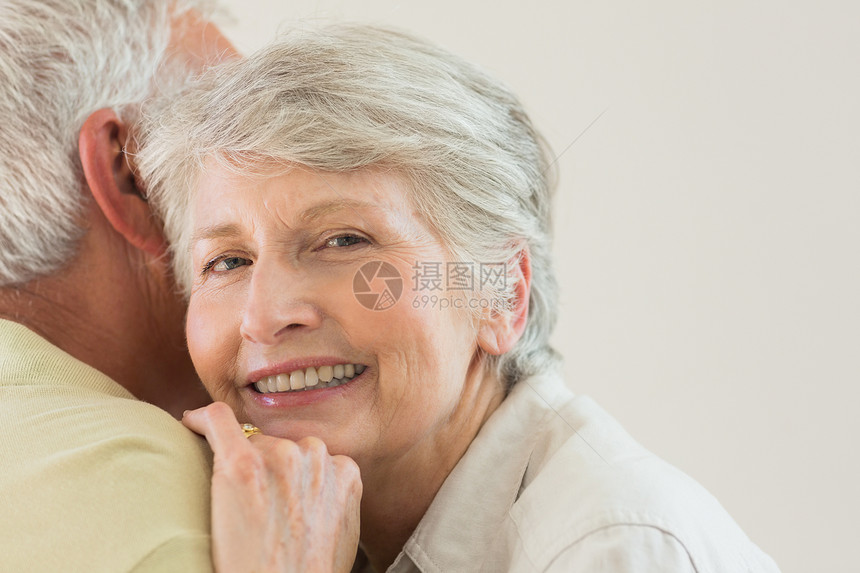 高龄夫妇抱抱家庭女士女性客厅住所公寓男人拥抱闲暇快乐图片