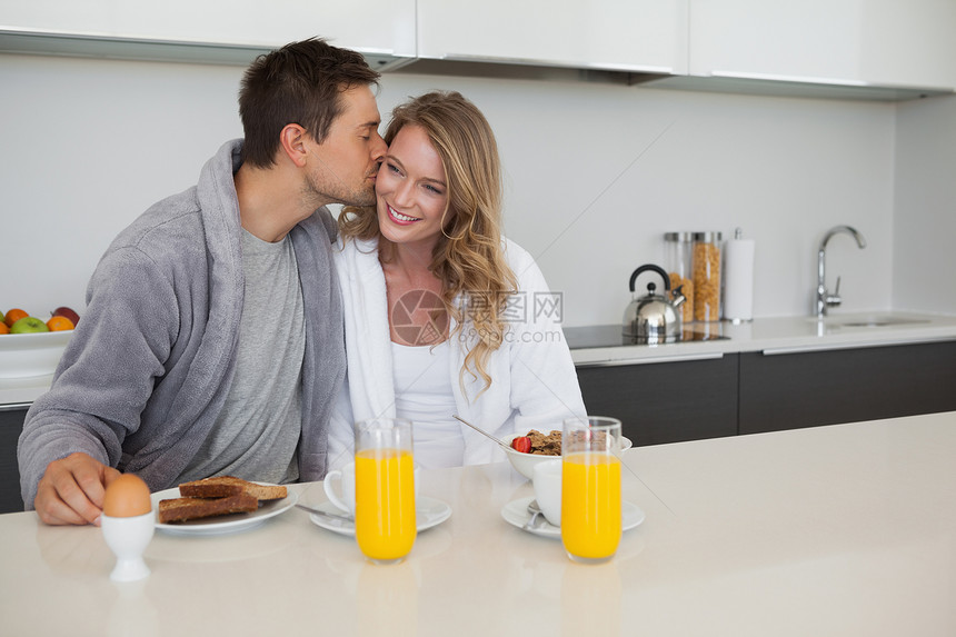 男人在早餐桌上亲吻快乐的女人情人桌子感情男性女士家庭生活女性亲热亲密感夫妻图片