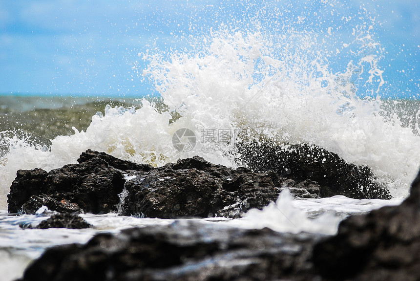 岸边的波浪力量危险气泡美丽海岸线地平线海浪海景旅行泡沫图片