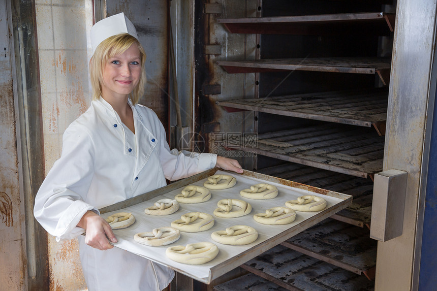贝克在面包店里烤烤箱饼烤箱女士职业制造业商业厨房质量糖果烹饪糖果商图片