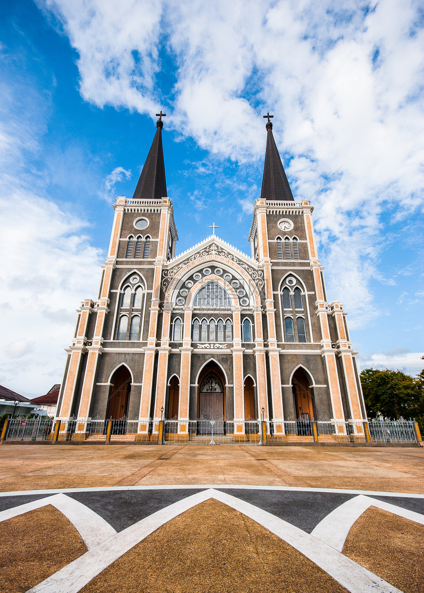 泰国尚塔布里和蓝天的哥特教堂草地玻璃尖顶教会彩色建筑教堂地平线石头房子图片