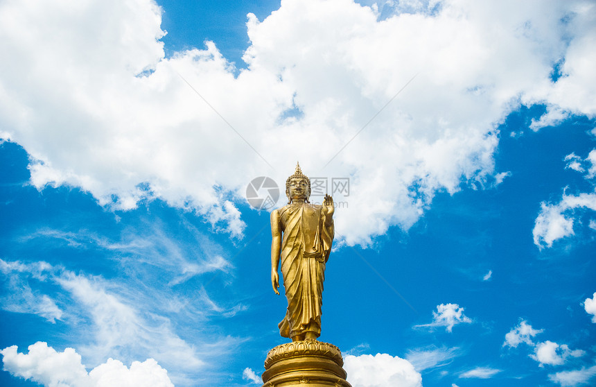 蓝色天空的大金佛像 泰国宗教佛教徒精神教会寺庙天堂古董信仰文化模具图片
