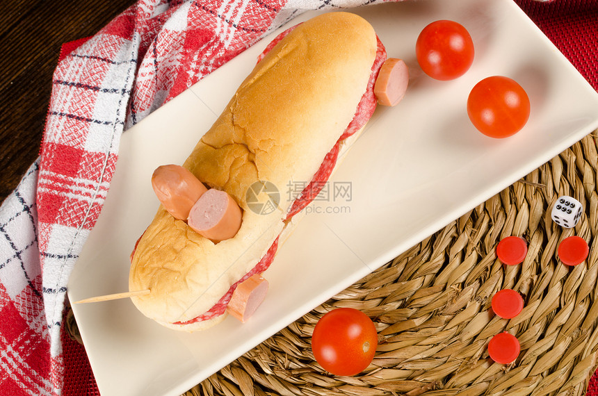 小孩点心西红柿盘子面包创造力美食香肠包子水平热狗装饰图片