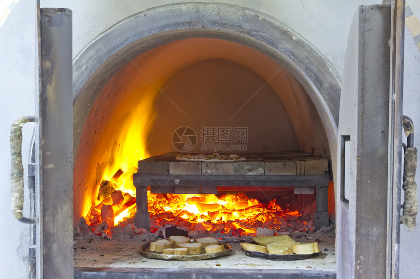 烧着火的砖皮比萨烤炉图片