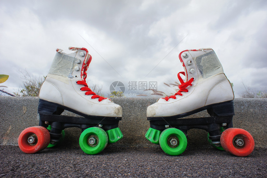旧旧白滑雪靴车轮溜冰鞋孩子婴儿白色消费滑冰滚筒旱冰溜冰者图片