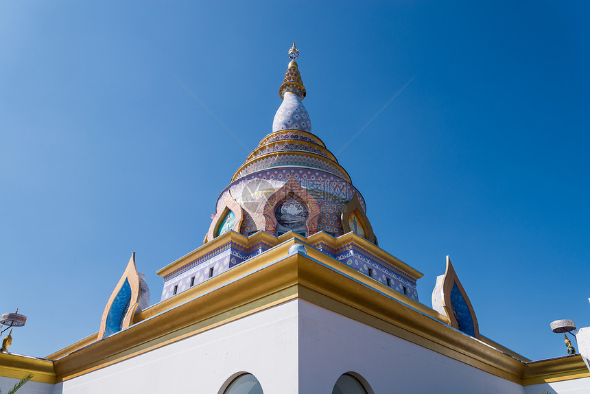 泰国北部Made Ai 清迈的塔顿寺庙避难所佛塔宝塔金子纪念碑蓝色雕塑日落建筑祷告图片