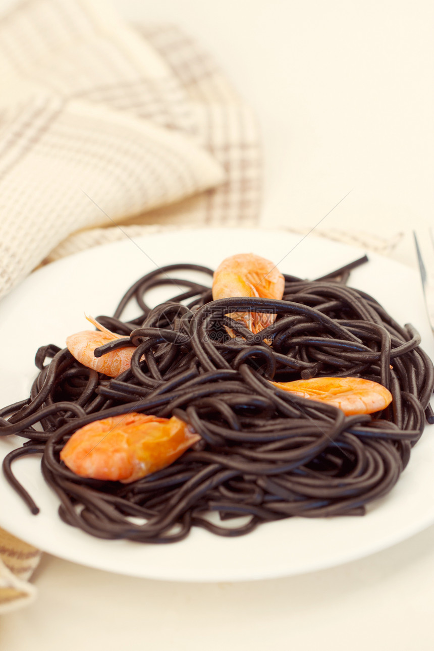 带虾的黑意面桌子砂浆食谱美食情调墨水午餐烹饪食物香菜图片