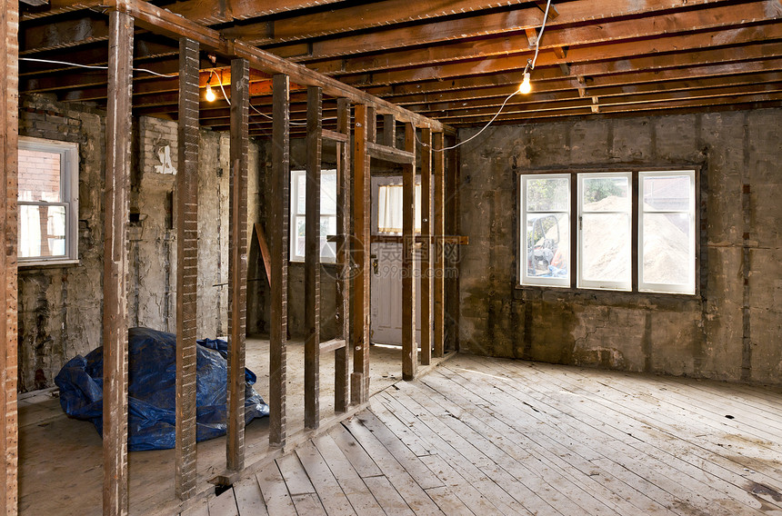 为翻新而挖破的内室内装修住宅螺柱横梁墙板内脏房间财产框架建筑托梁图片