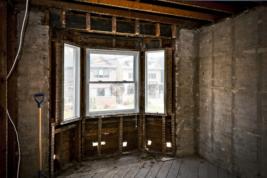 为翻新而挖破的内室内装修衰变住宅木头财产墙板螺柱墙壁框架内脏横梁图片