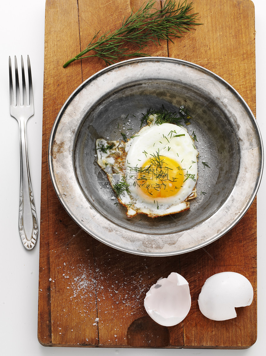 煎蛋早餐蛋黄木板美食食物白色盘子黄色图片