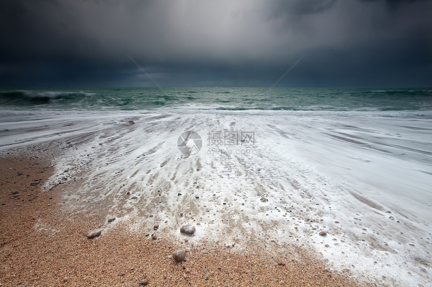 岩石海滩上的海浪地平线天空风暴海景石头海岸天气风景蓝色天蓝色图片