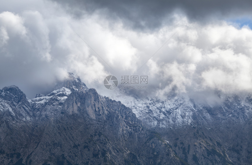 山顶上有云山脉悬崖顶峰岩石阳光空气石头农村风景天空图片