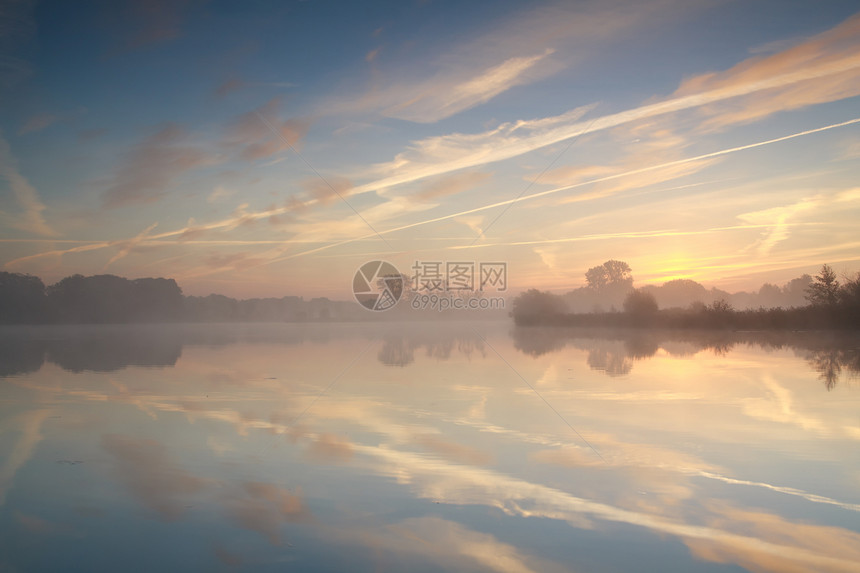 烟雾在河流上升起池塘风景金子农村太阳蓝色衬套薄雾阳光天空图片