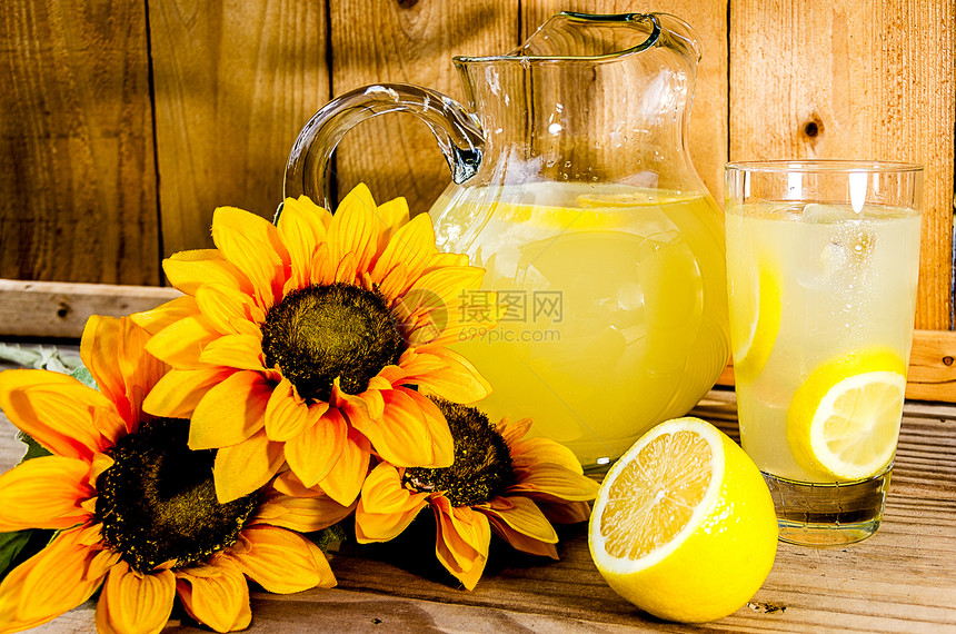 夏季柠檬桌子木头茶点口渴饮料晴天长椅投手果汁淬火图片
