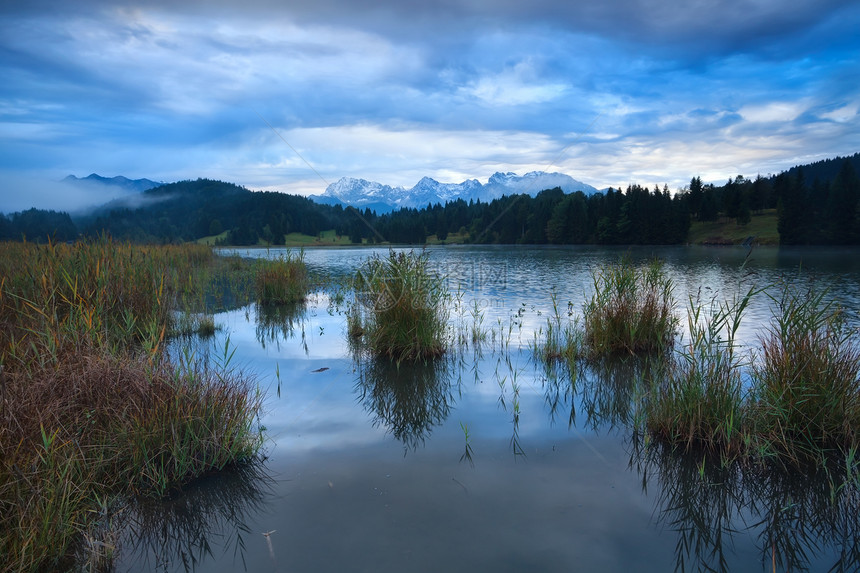 阿尔卑斯山的Geroldsee湖图片