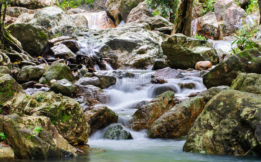 沙里卡瀑布瀑布树木丛林幸福荒野苔藓水池石头旅行溪流图片