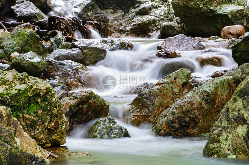 沙里卡瀑布山脉植物幸福运动瀑布溪流水池叶子环境岩石图片