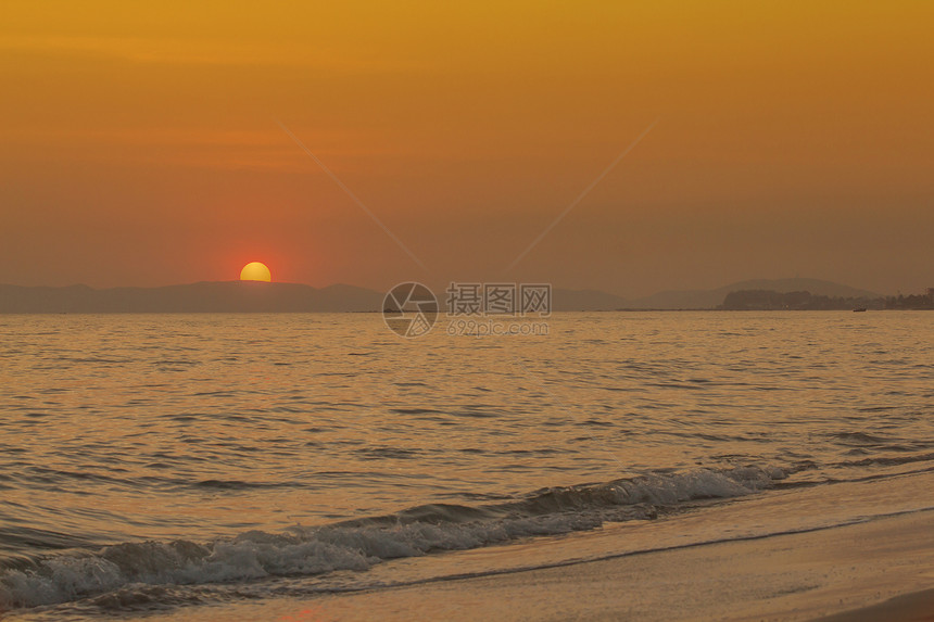 日落与大海反射天空风景太阳旅行橙子墙纸波浪海滩海洋图片