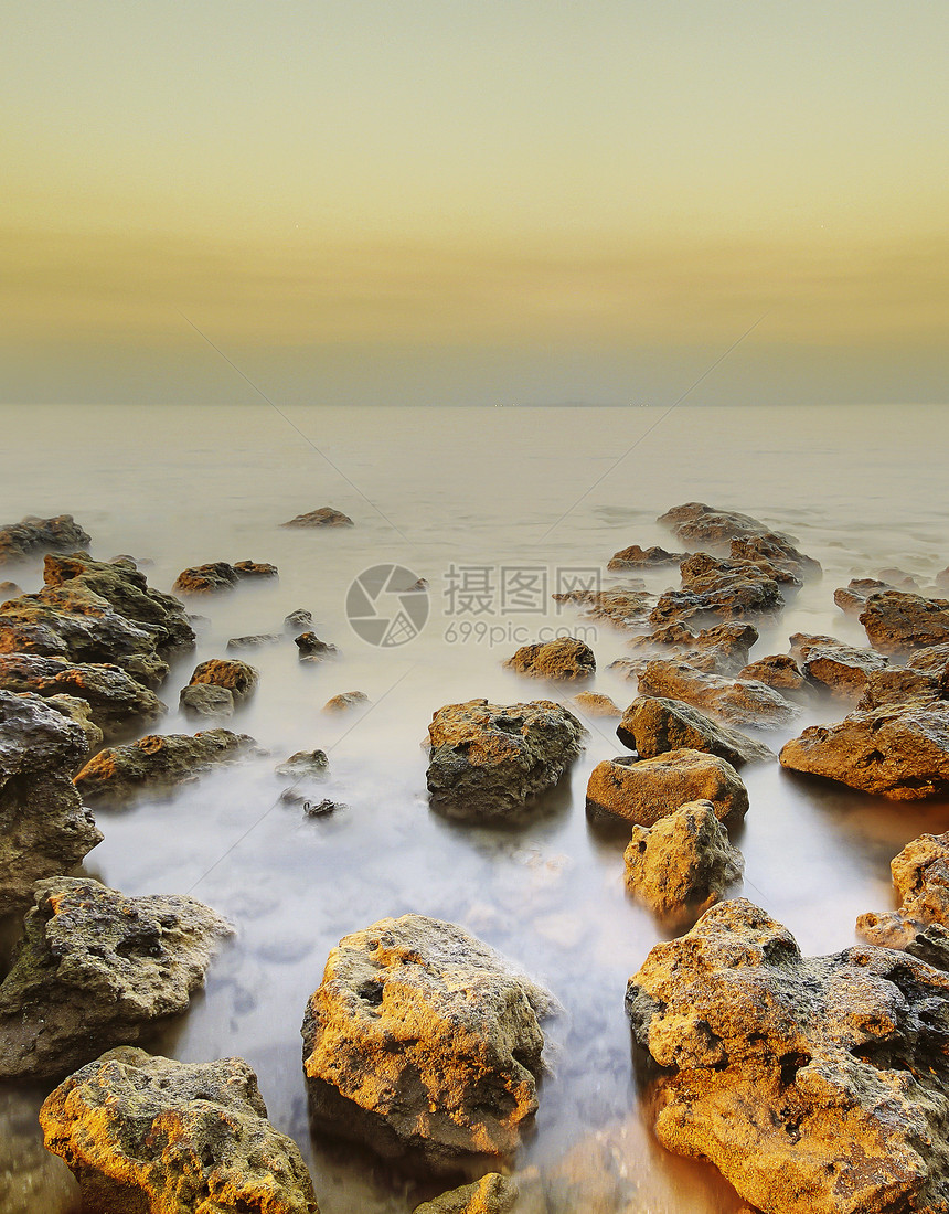 美丽的海景石头场景海浪岩石天空日落海滩海岸日出风景图片