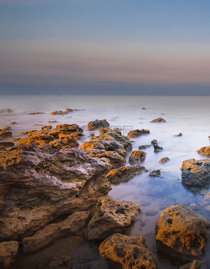 美丽的冬季海景海洋日落风景海岸日出天空海滩海浪场景岩石图片