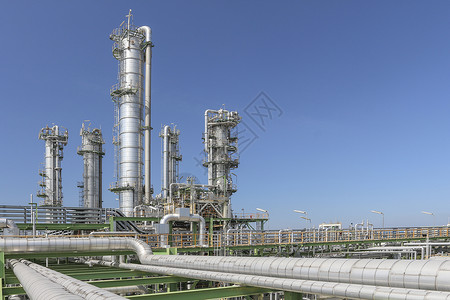 建造炼油厂石油和化油厂植物燃料工程烟囱管道制造业力量工厂管子天空背景