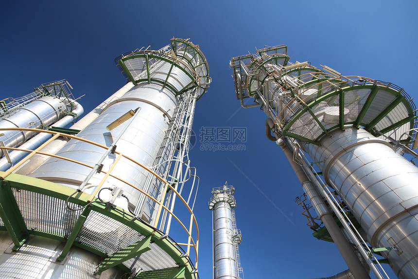 蓝色天空的炼油塔炼油厂力量工业烟囱管道植物酒厂工厂气体活力图片