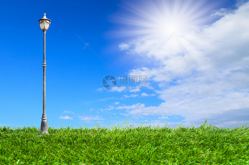 蓝色天空下人工草的街灯场地墙纸农场生态草地太阳灯泡花园路灯植物图片