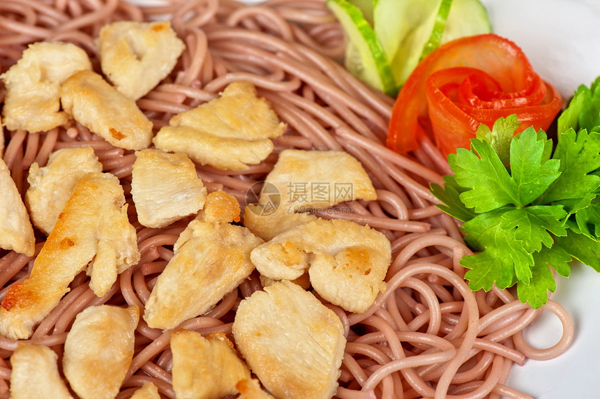 配鸡肉的意大利面盘子午餐异国情调烹饪桌子蔬菜面条食物美食图片