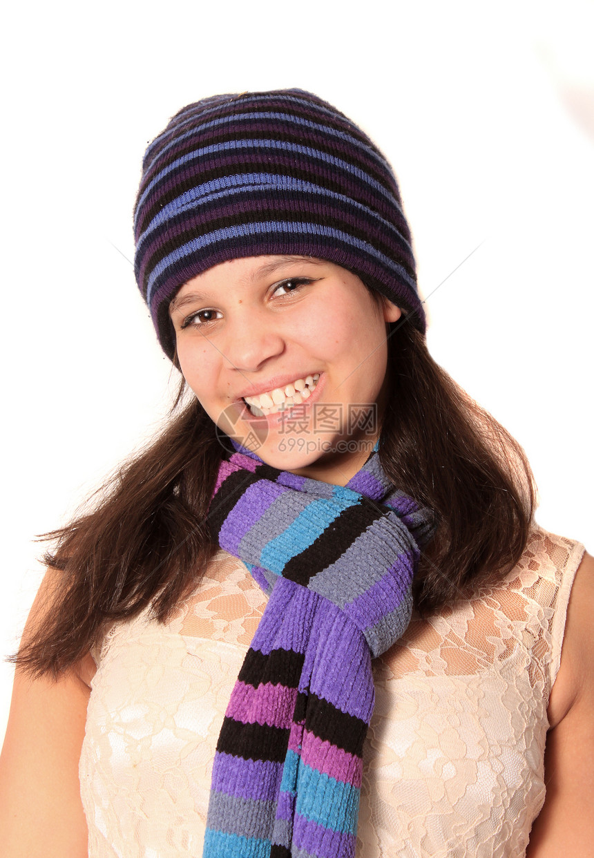 年轻漂亮的少女女孩头发围巾帽子女性青少年羊毛冒充白色青春期黑发图片
