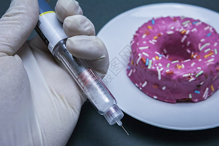 在蛋糕旁边注射胰岛素注射笔 糖尿病的概念背景