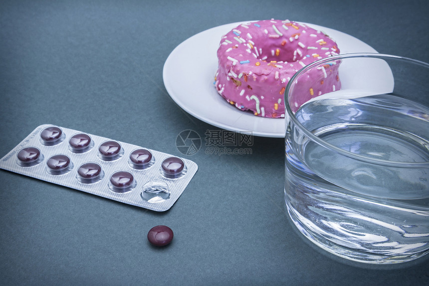 各种抗糖尿病的药品 还有甜蛋糕和糖果药片剂量药剂物理快乐诱惑医学止痛药吃药避孕药图片