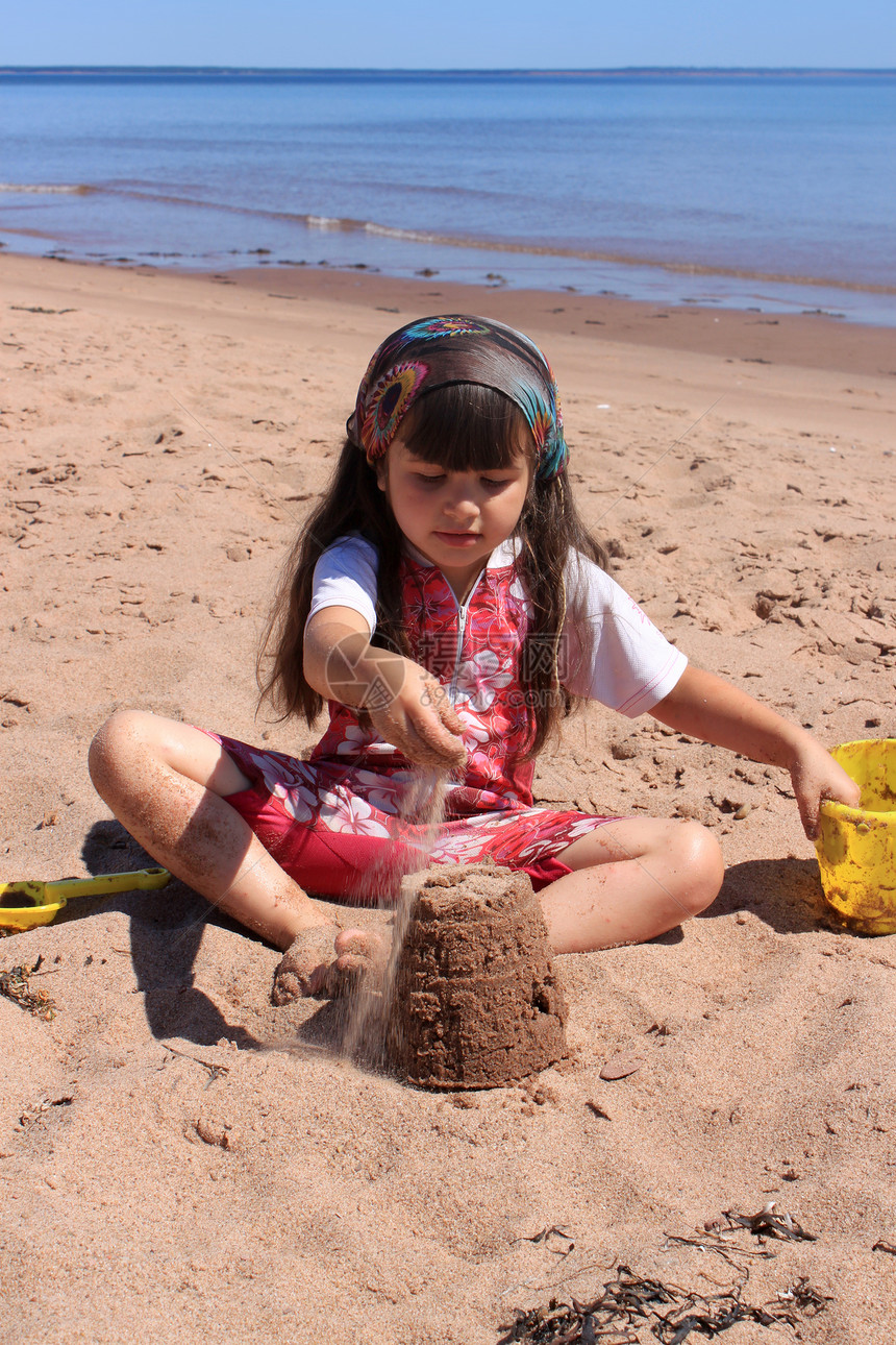 PEI 海滩上的小女孩假期旅行海岸海洋玩具乐趣海岸线微笑女性孩子图片