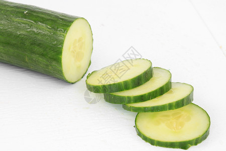 切片黄瓜蔬菜白色绿色背景图片
