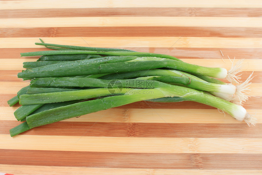 绿洋葱青葱香葱洋葱绿色柜台叶子灯泡食物蔬菜木板图片