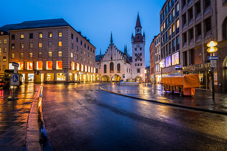 慕尼黑玛利亚广场上午在慕尼黑 巴伐利亚和G的旧市政厅和Marienplatz纪念碑宗教中心大厅假期城市天空广场街道下雨背景