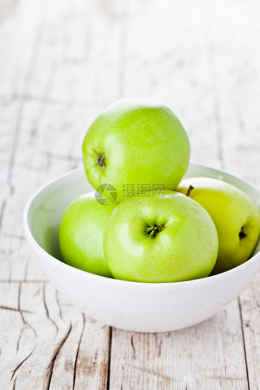 碗中的成熟绿苹果水果植物木头小吃白色健康花园乡村食物营养图片