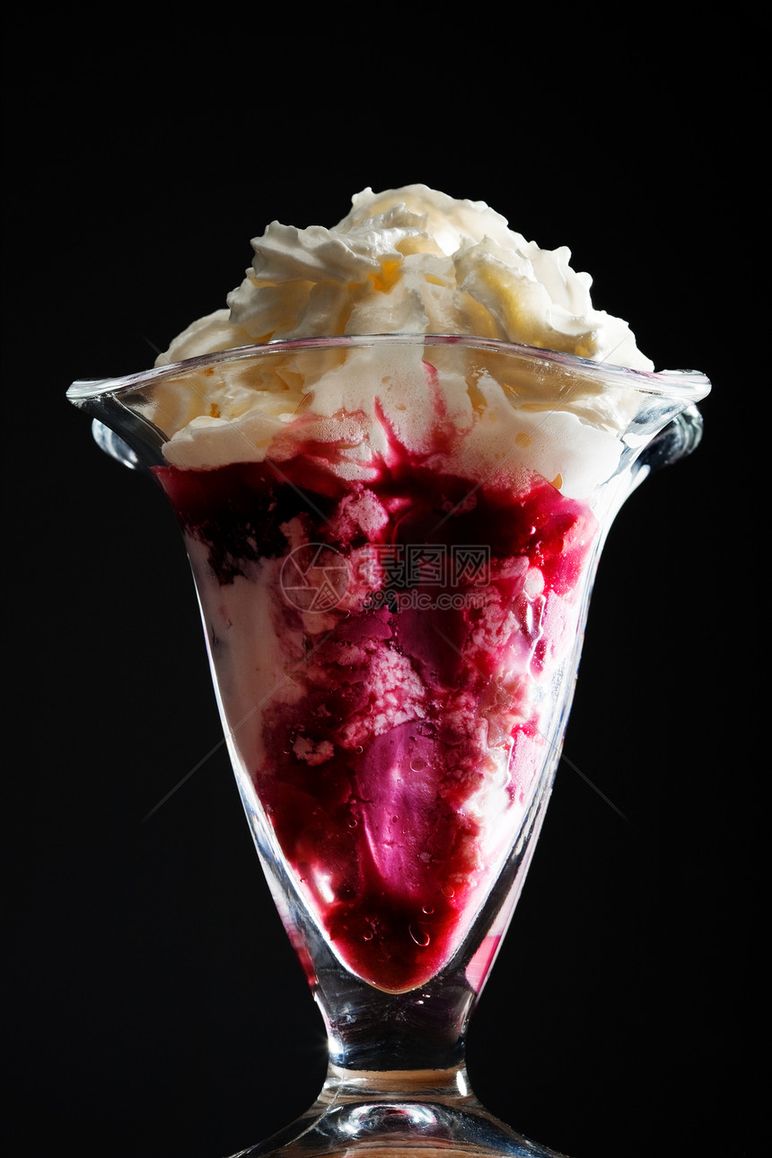 杯子里的冰淇淋糖浆食物玻璃气泡甜点宏观奶油黑色派对反射图片
