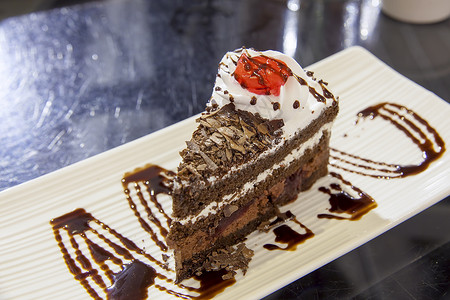 黑森林巧克力蛋糕切片特写背景图片