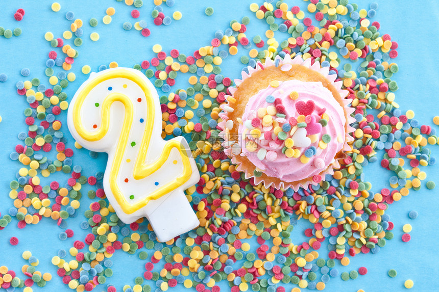 带粉色霜冻的小蛋糕生日烘烤心形蓝色小雨甜点爱情观奶油饼干焙烤图片