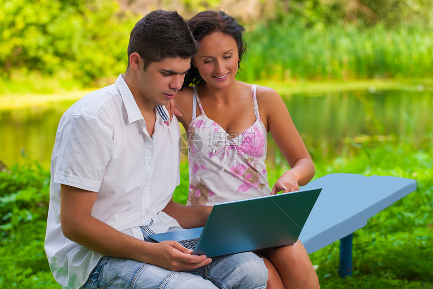 年轻夫妇在笔记本电脑上享受大自然图片