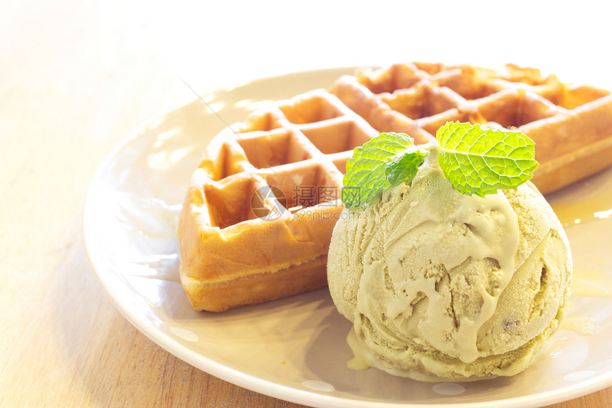 配绿色茶叶冰淇淋的松饼图片