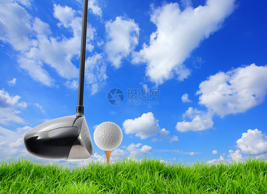 特写高尔夫球场蓝色运动绿色场地天空休闲球座图片