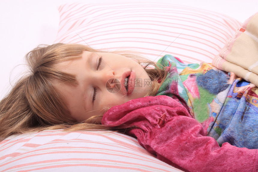 女孩上床睡觉时间小憩枕头孩子们黑发毯子女性孩子睡眠就寝图片