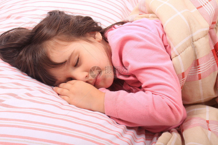 女孩上床睡觉时间枕头小憩毯子黑发孩子女性孩子们睡眠就寝图片