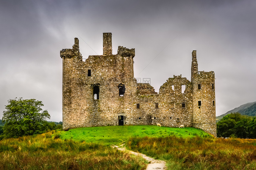 苏格兰高地中世纪基尔钦城堡的景象图片