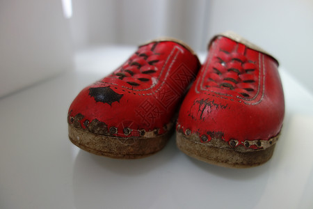 童年时最喜欢的鞋子女孩木屐孩子手工皮革红色回忆孩子们木鞋背景图片