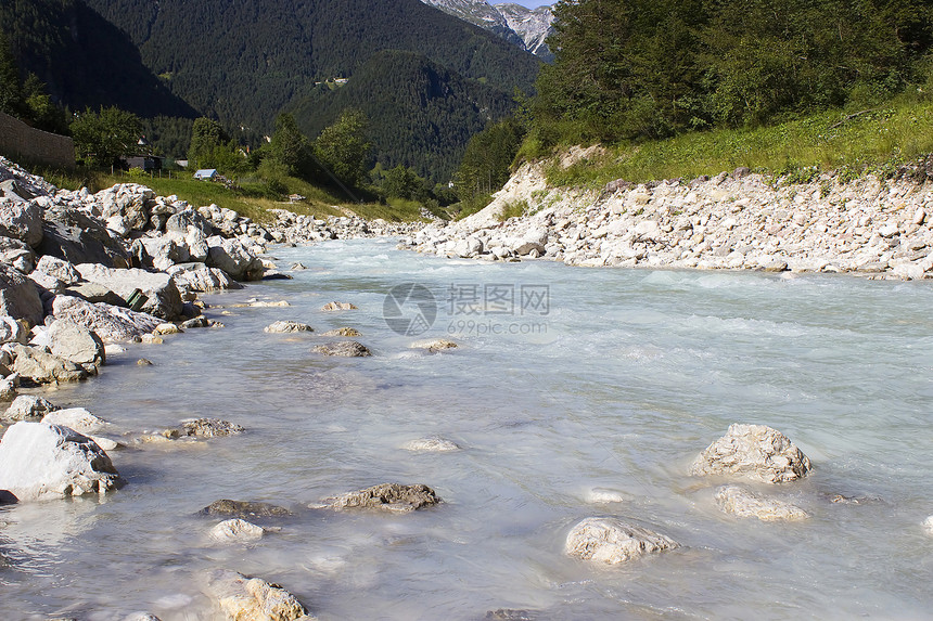 斯洛文尼亚索卡河阳光岩石溪流天空森林天气旅行流动蓝色荒野图片