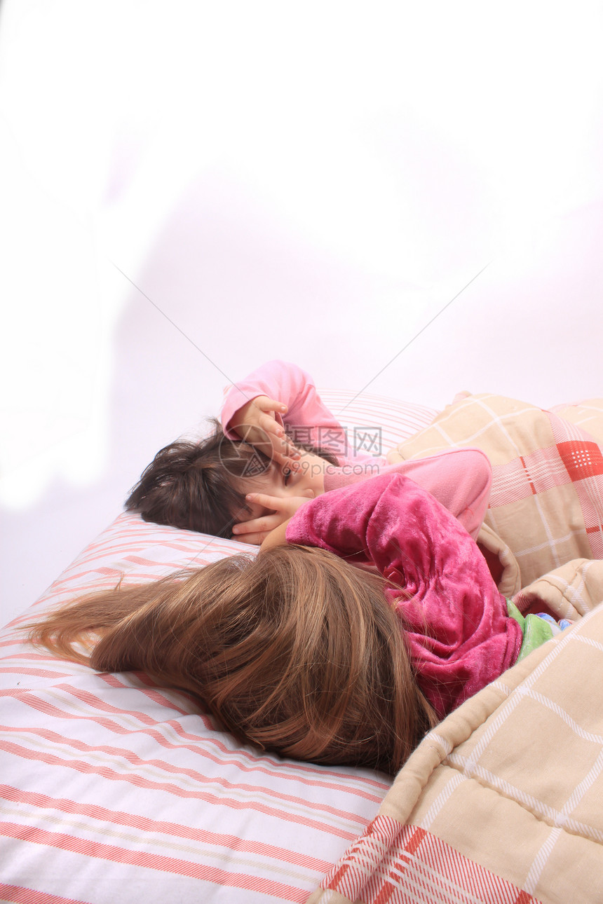 小女孩醒来了孩子们时间孩子毯子女性枕头午睡唤醒年轻人就寝图片